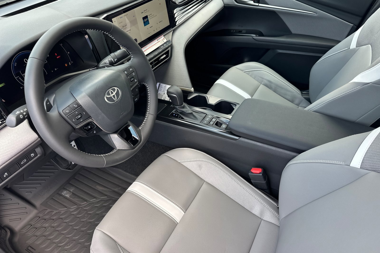 2026 Toyota Camry SE - Photo 9