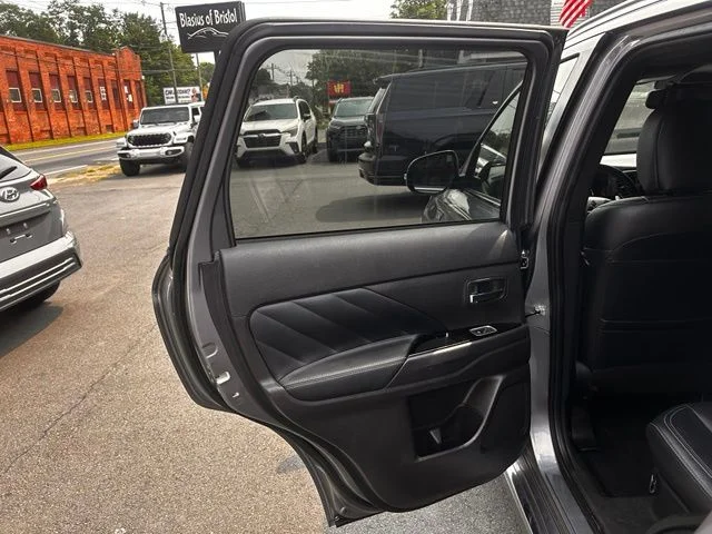 Used 2022  Mitsubishi  image 16
