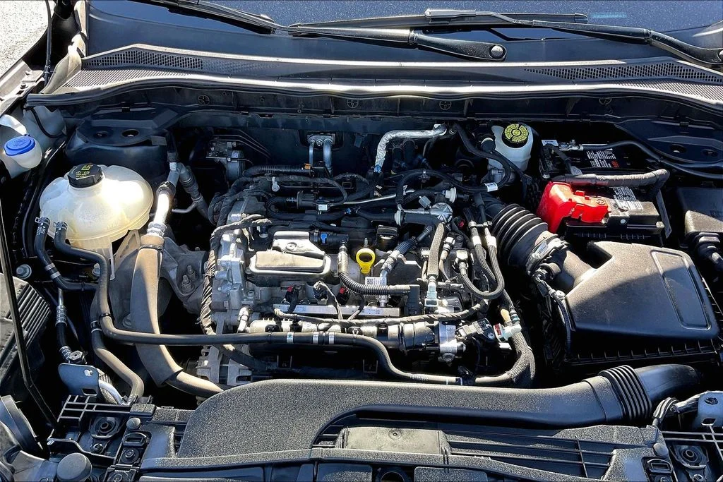 Used 2022 Black Ford SE image 9