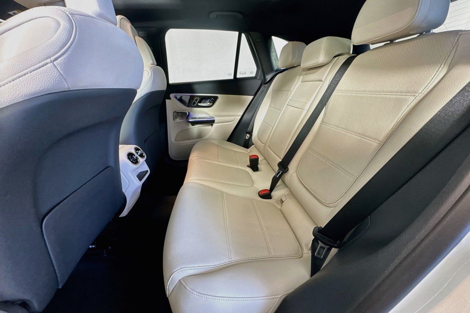 New 2026 Polar White Mercedes-Benz GLC 300 image 22