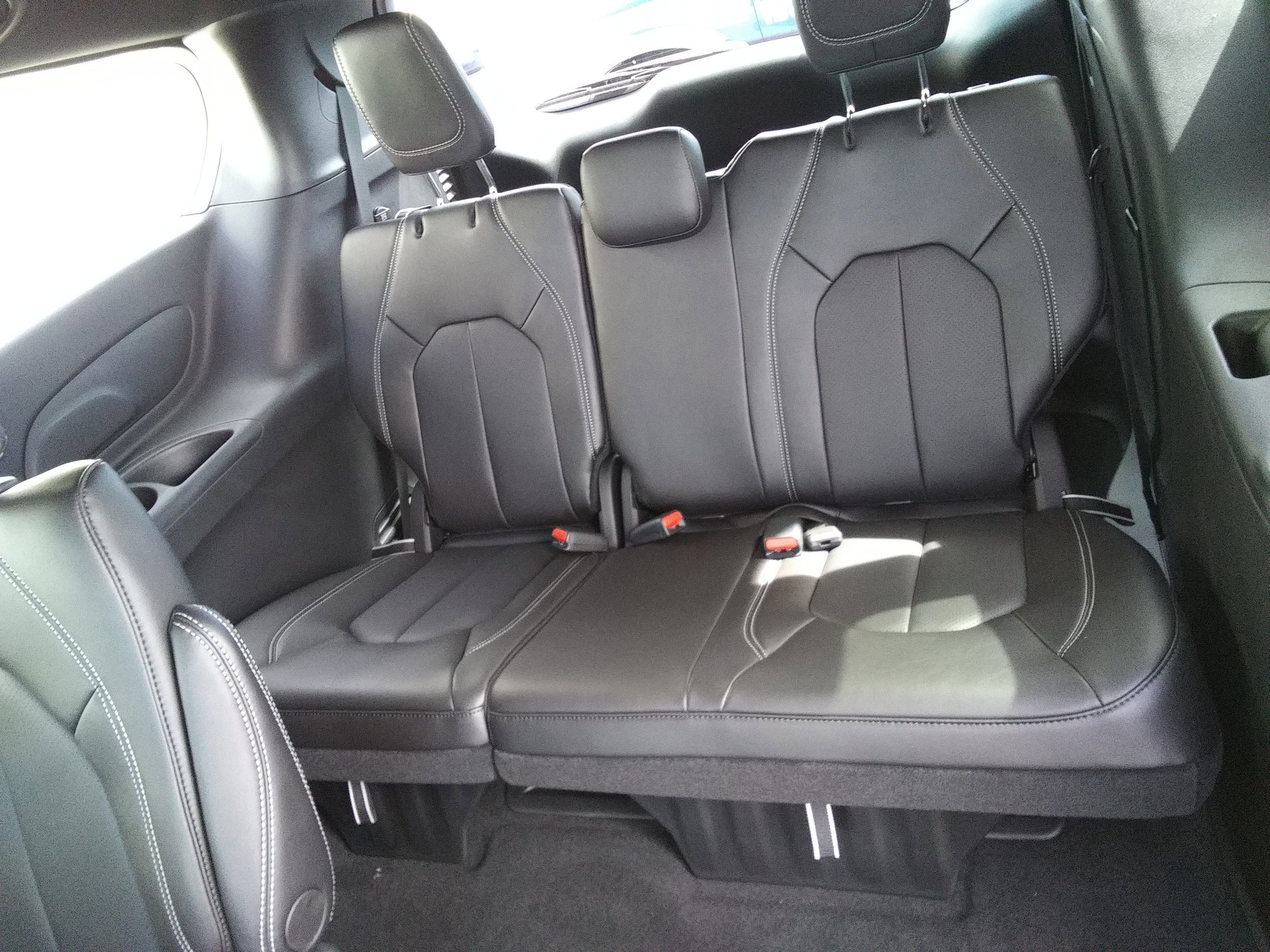 New 2026 Red Hot Pearl-Coat Exterior Paint Chrysler Select image 9