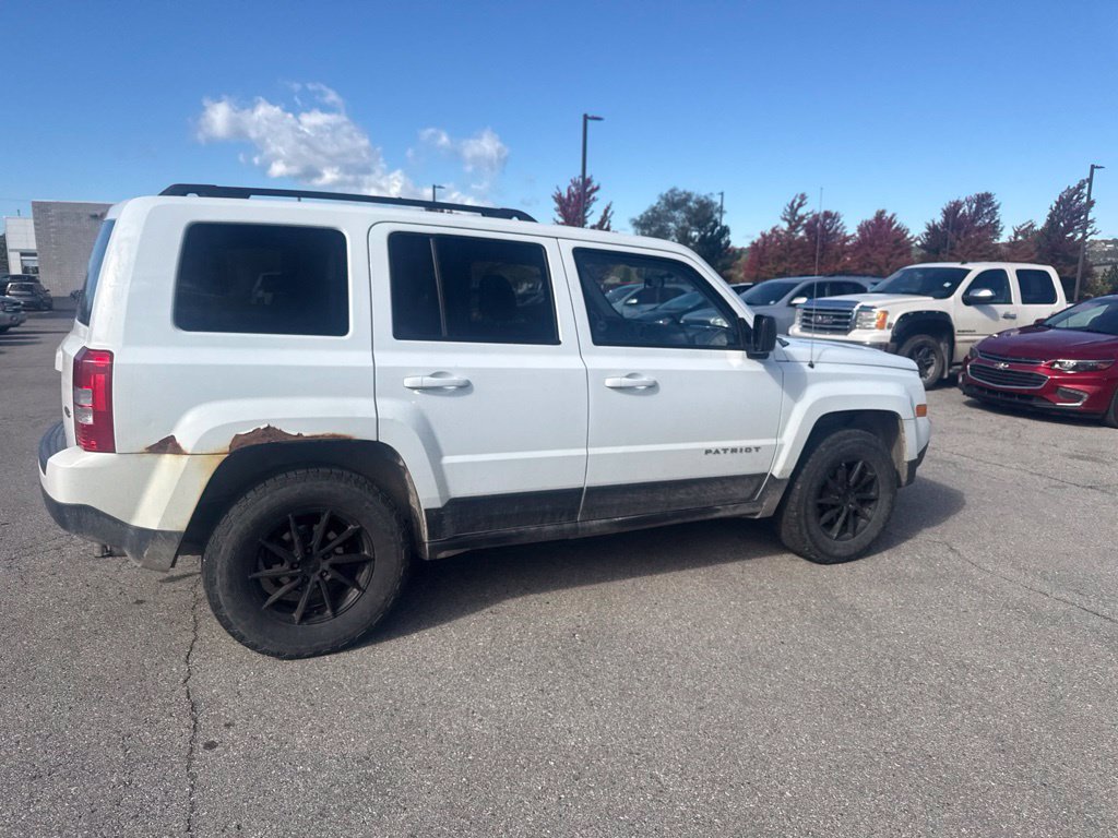 Used 2015 Bright White Clearcoat Jeep Sport image 15