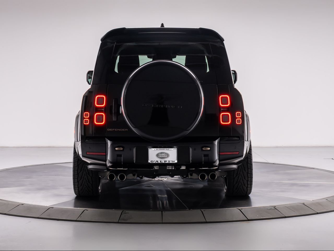New 2026 Santorini Black Land Rover P500 V8 image 4