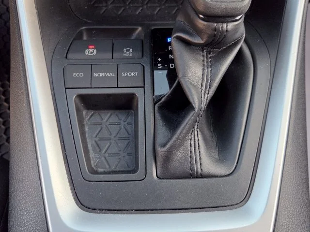 Used 2019 White Toyota LE image 21