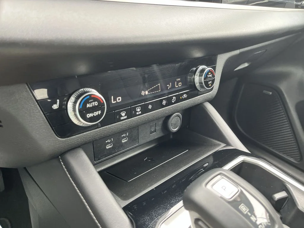 Used 2025 Silver Mitsubishi SE image 19