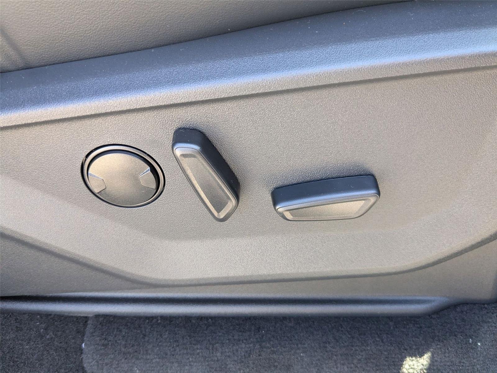 New 2026 Star White Metallic Tri-Coat Ford Platinum® image 33