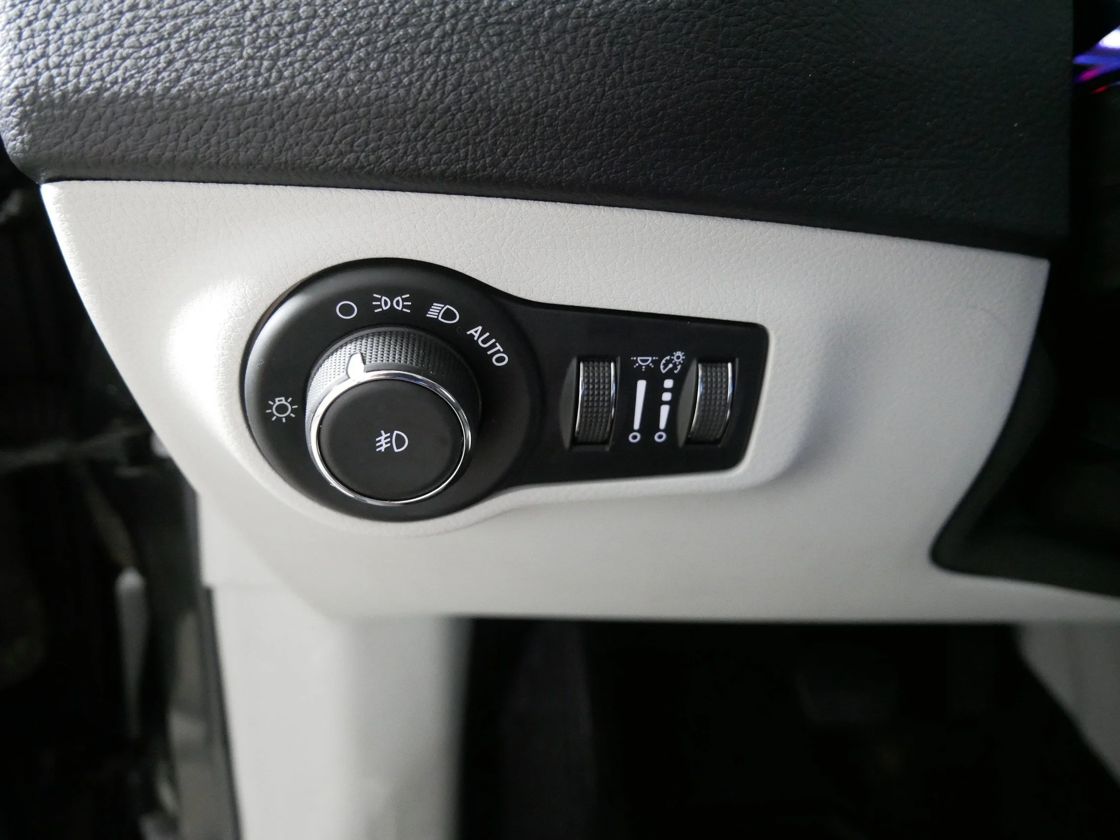Used 2017 Diamond Black Crystal Pearlcoat Jeep Latitude image 26