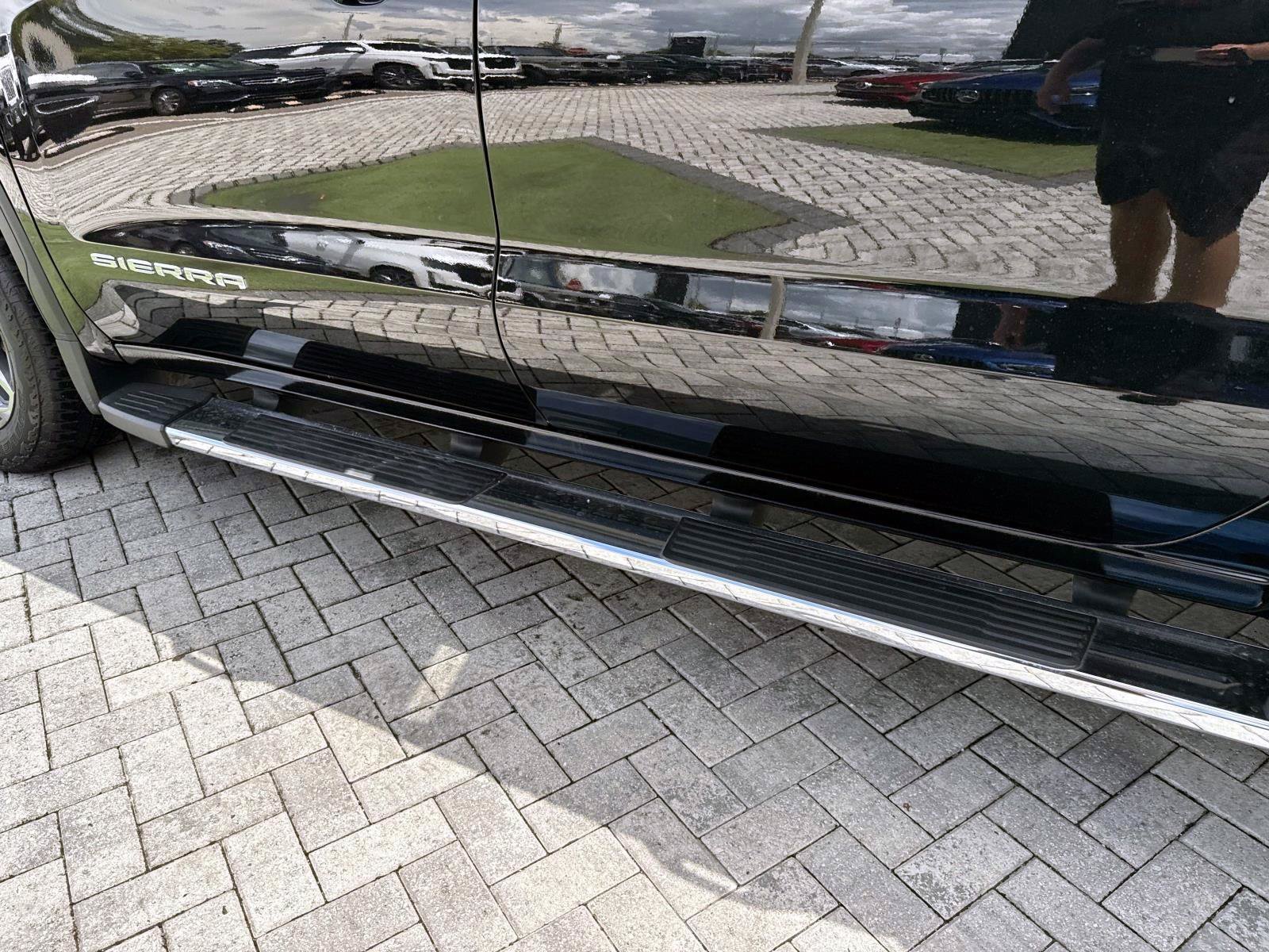 Used 2025 Onyx Black GMC SLT image 12