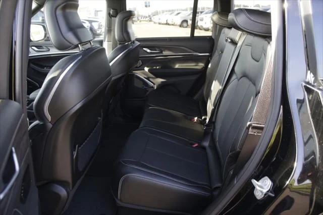 New 2022 Diamond Black Crystal Pearlcoat Jeep Overland 4xe image 21