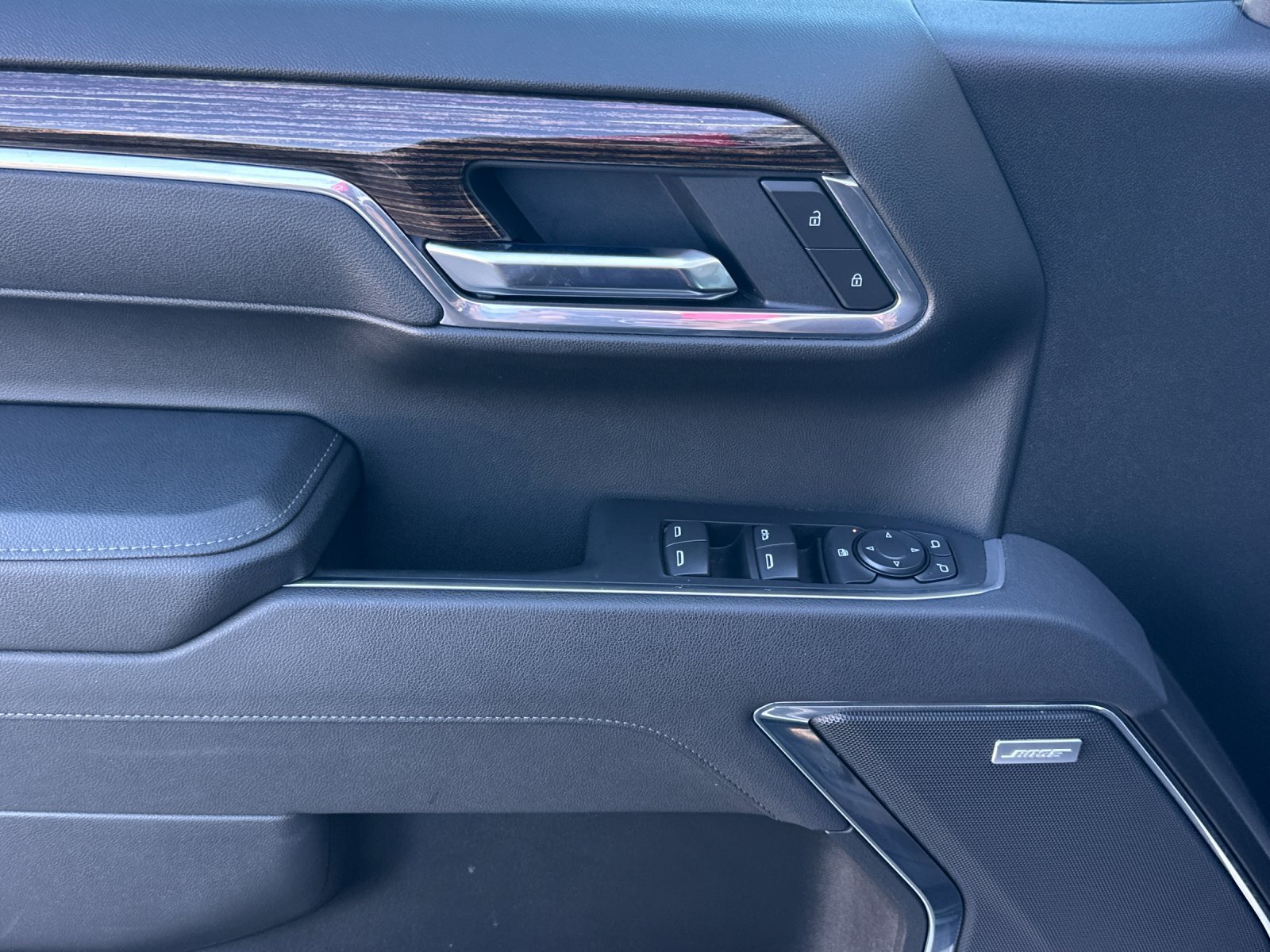 Used 2025 Summit White GMC Elevation image 11