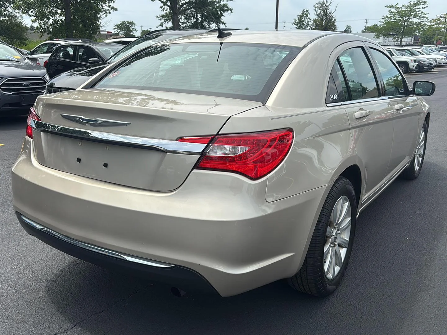 Used 2013 Cashmere Pearl Chrysler Touring image 6
