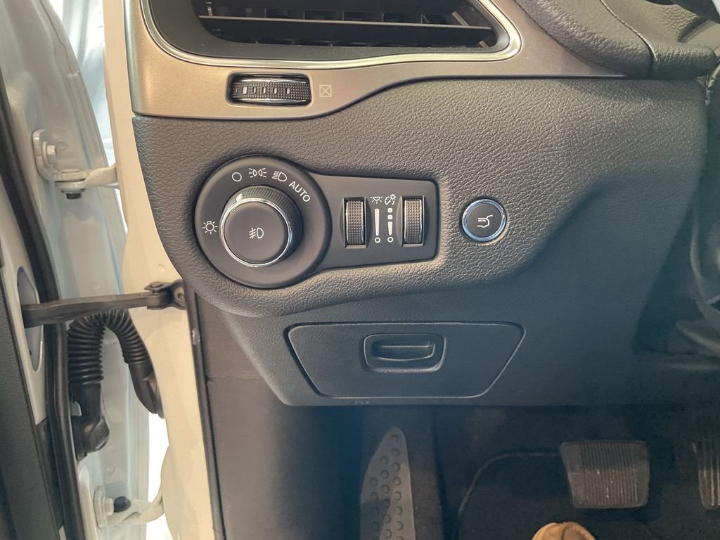 Used 2022 White Jeep Latitude Lux image 16