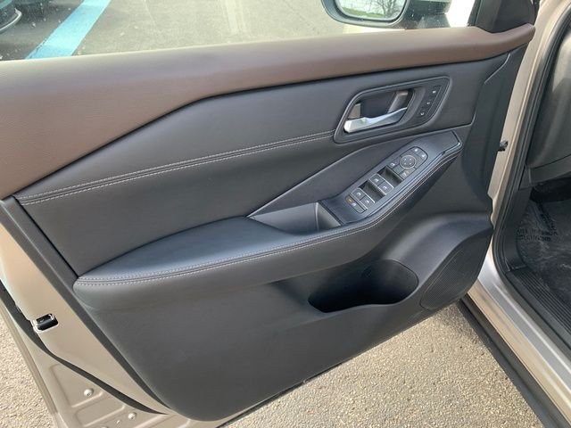 Used 2023 Gold Nissan SL image 19