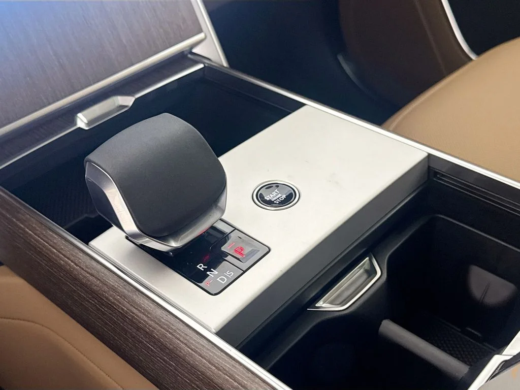 New 2026 Eiger Grey Land Rover SE image 17
