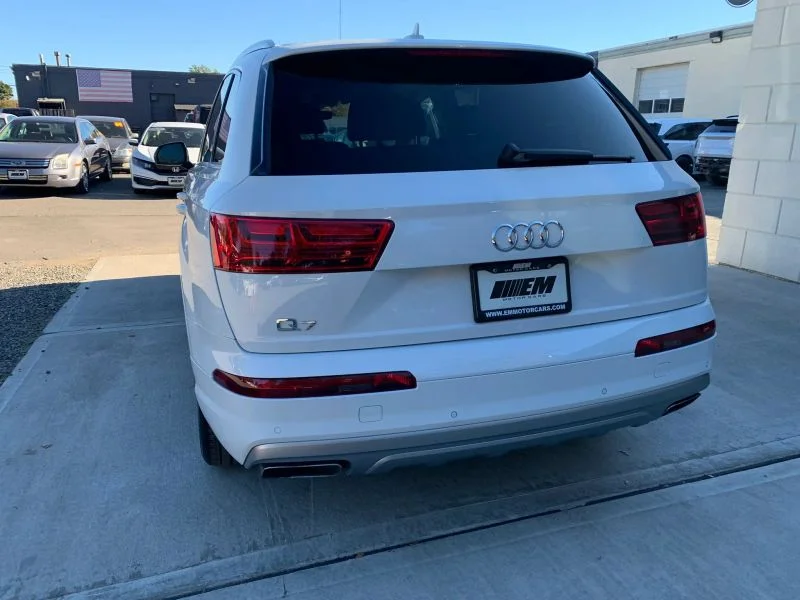 Used 2019 White Audi 55 TFSI Premium Plus Sport Utility 4D image 12