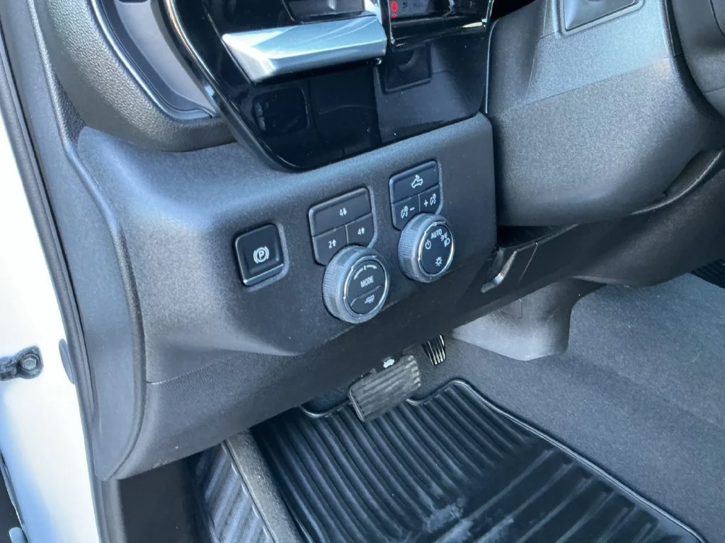 Used 2026 Summit White Chevrolet LT image 32
