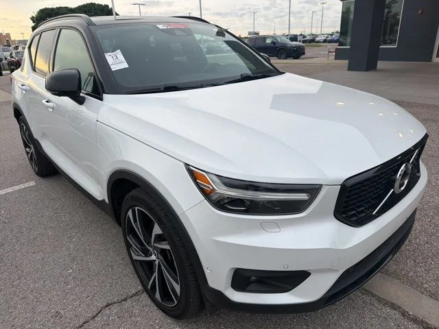 2020 Volvo XC40 T4 R-Design's photo