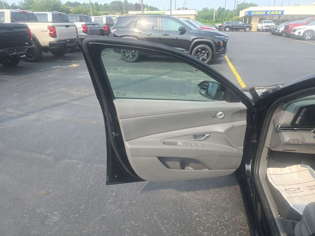 Used 2022 Phantom Black Hyundai SE image 17