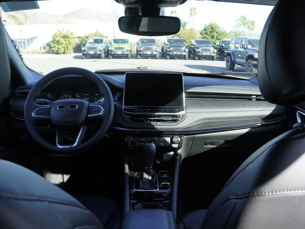 New 2026 Bright White Clearcoat Jeep Latitude image 27
