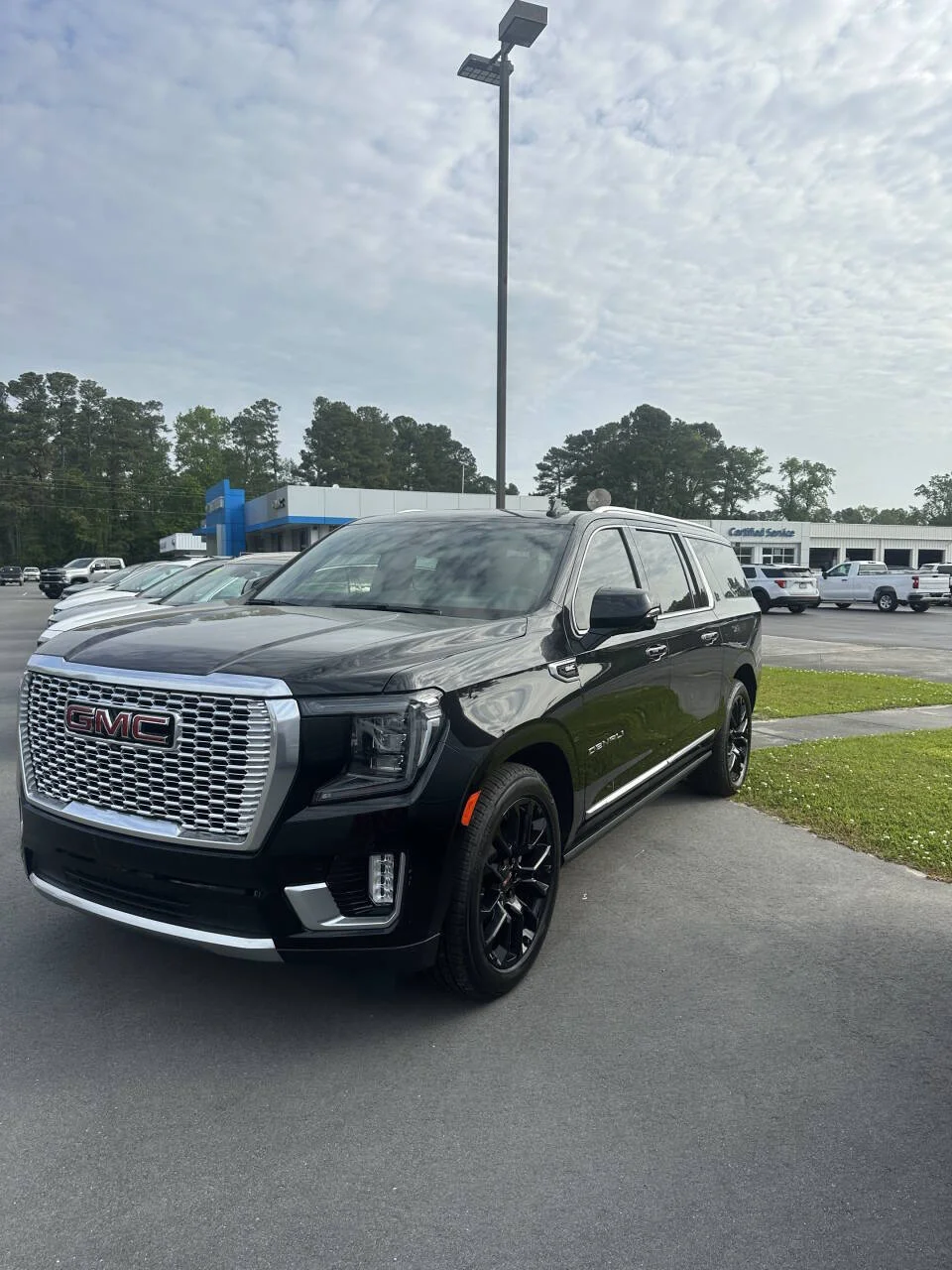 Used 2022 Black GMC Denali 4x4 4dr SUV image 1