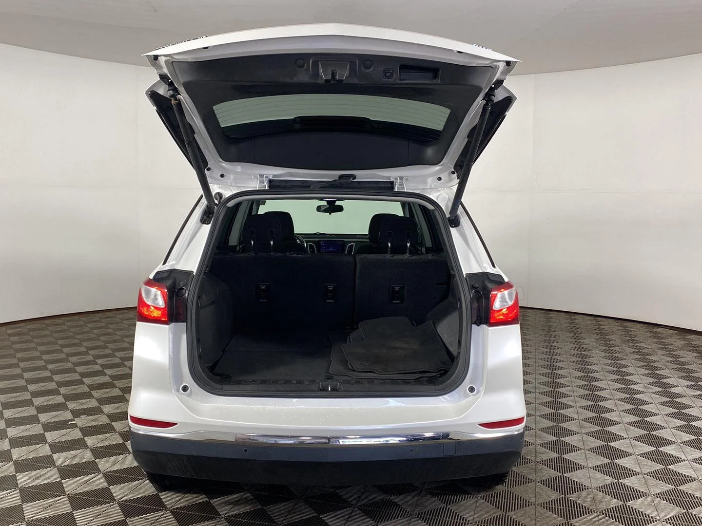 Used 2019 Iridescent Pearl Tricoat Chevrolet LT image 7