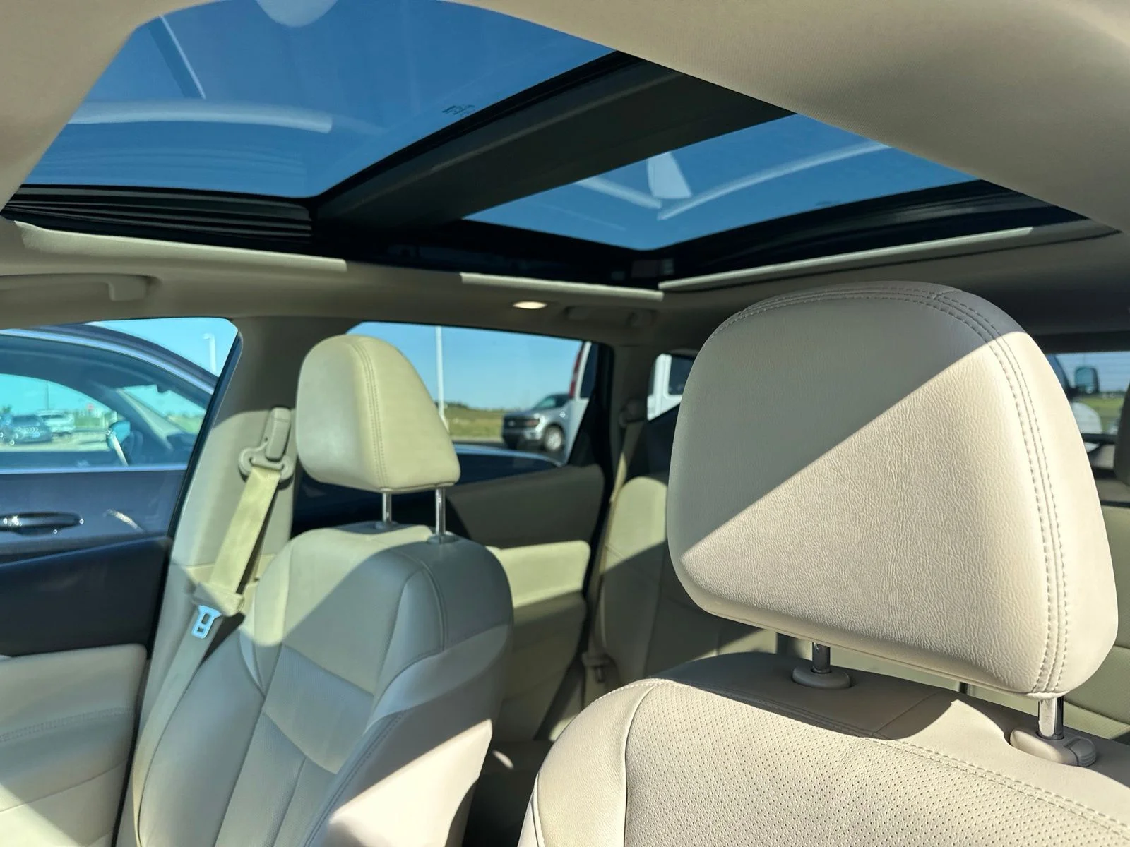 Used 2017 White Nissan Platinum image 5