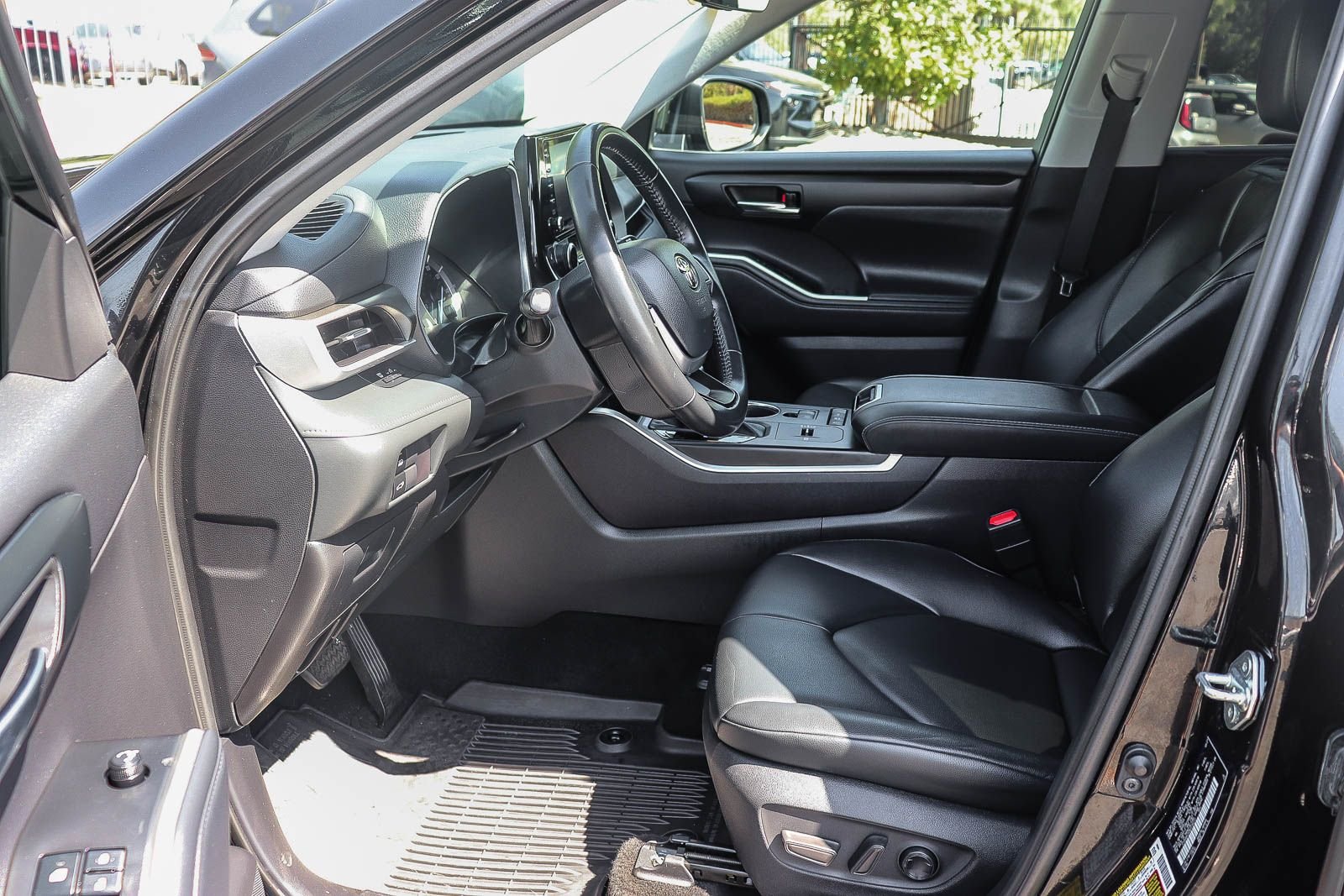 Used 2022 Midnight Black Metallic Toyota XLE image 22