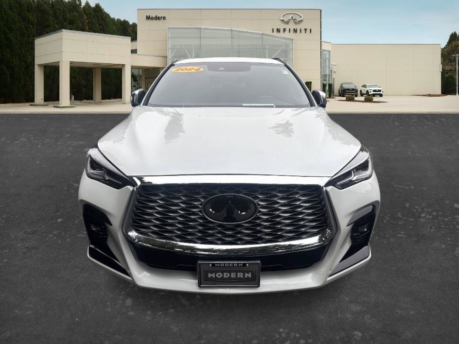 Used 2024 Radiant White INFINITI LUXE image 2