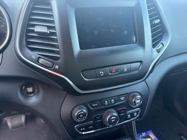 Used 2021 Gray Jeep Latitude Lux image 12