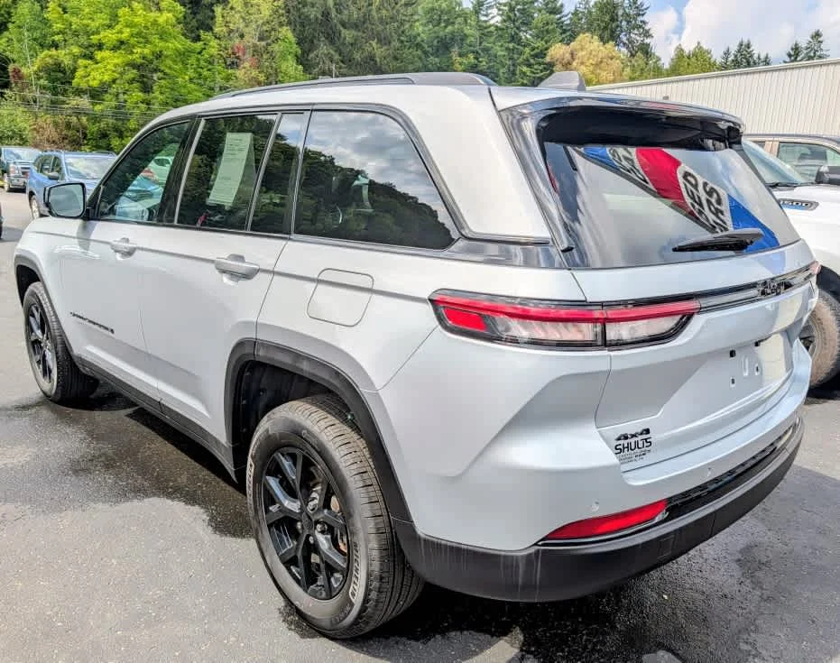 Used 2025 Silver Zynith Jeep Altitude X image 6