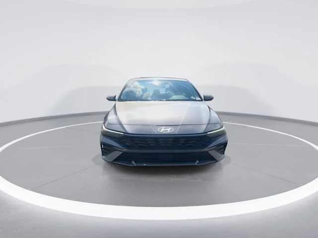 Used 2025 Silver Hyundai SEL Convenience image 3