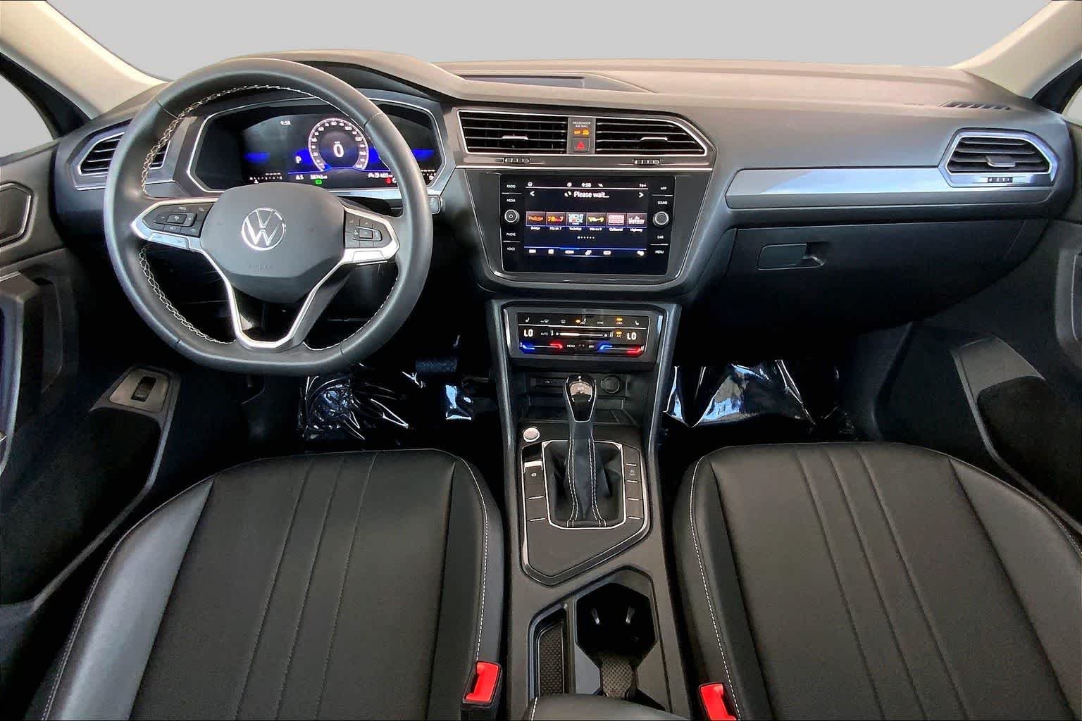 Used 2023 Platinum Gray Metallic Volkswagen SE image 17