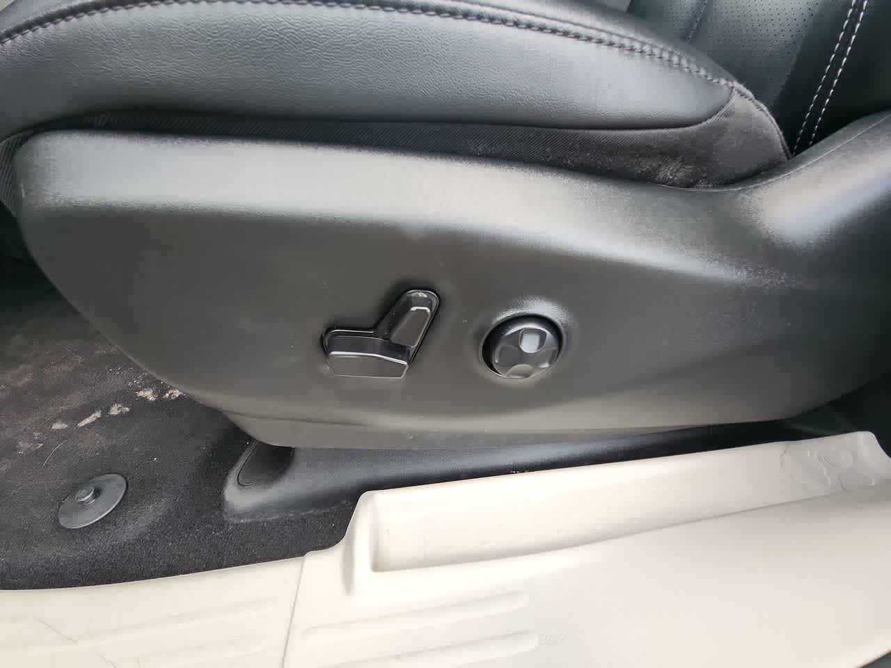 Used 2024  Chrysler Hybrid Select image 13