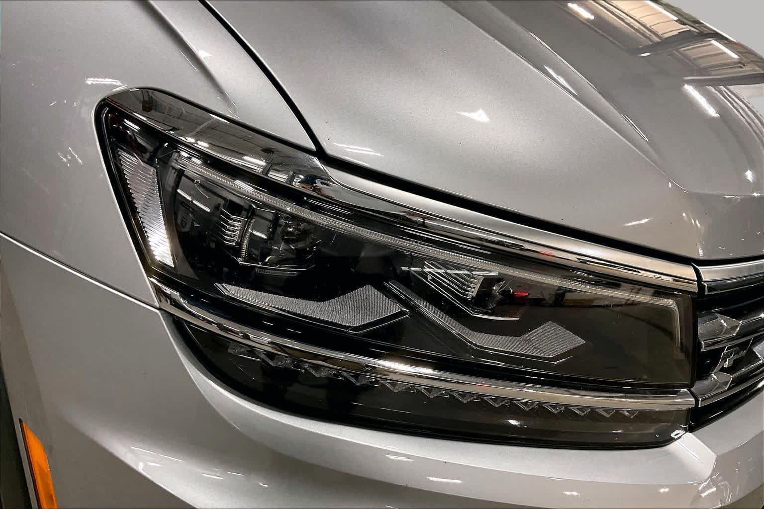 Used 2020 Pyrite Silver Metallic Volkswagen SEL Premium R-Line image 28