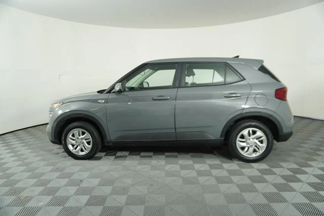 Used 2022 Gray Hyundai SE image 4