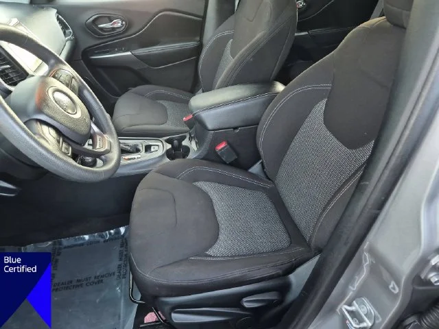 Used 2020 Silver Jeep Latitude image 17