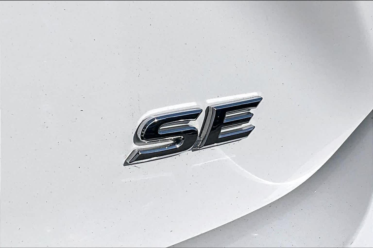 Used 2025 Ice Cap Toyota SE image 10