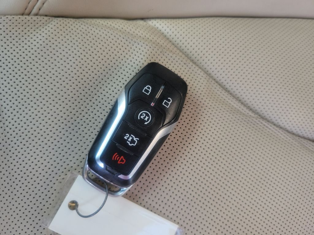 Used 2016 Red Lincoln Reserve image 37