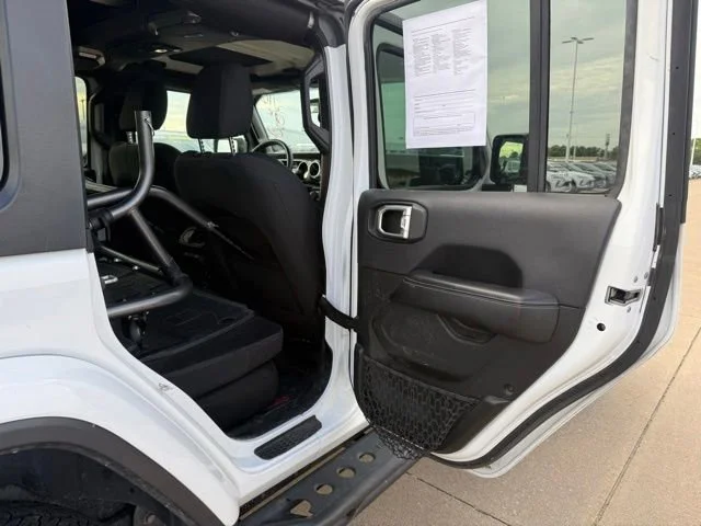 Used 2018 White Jeep Sahara image 20