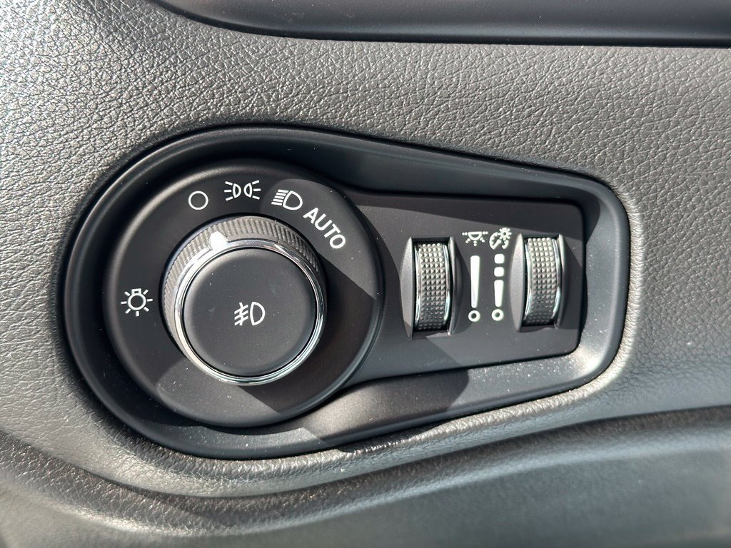 Used 2023 White Jeep Latitude image 10