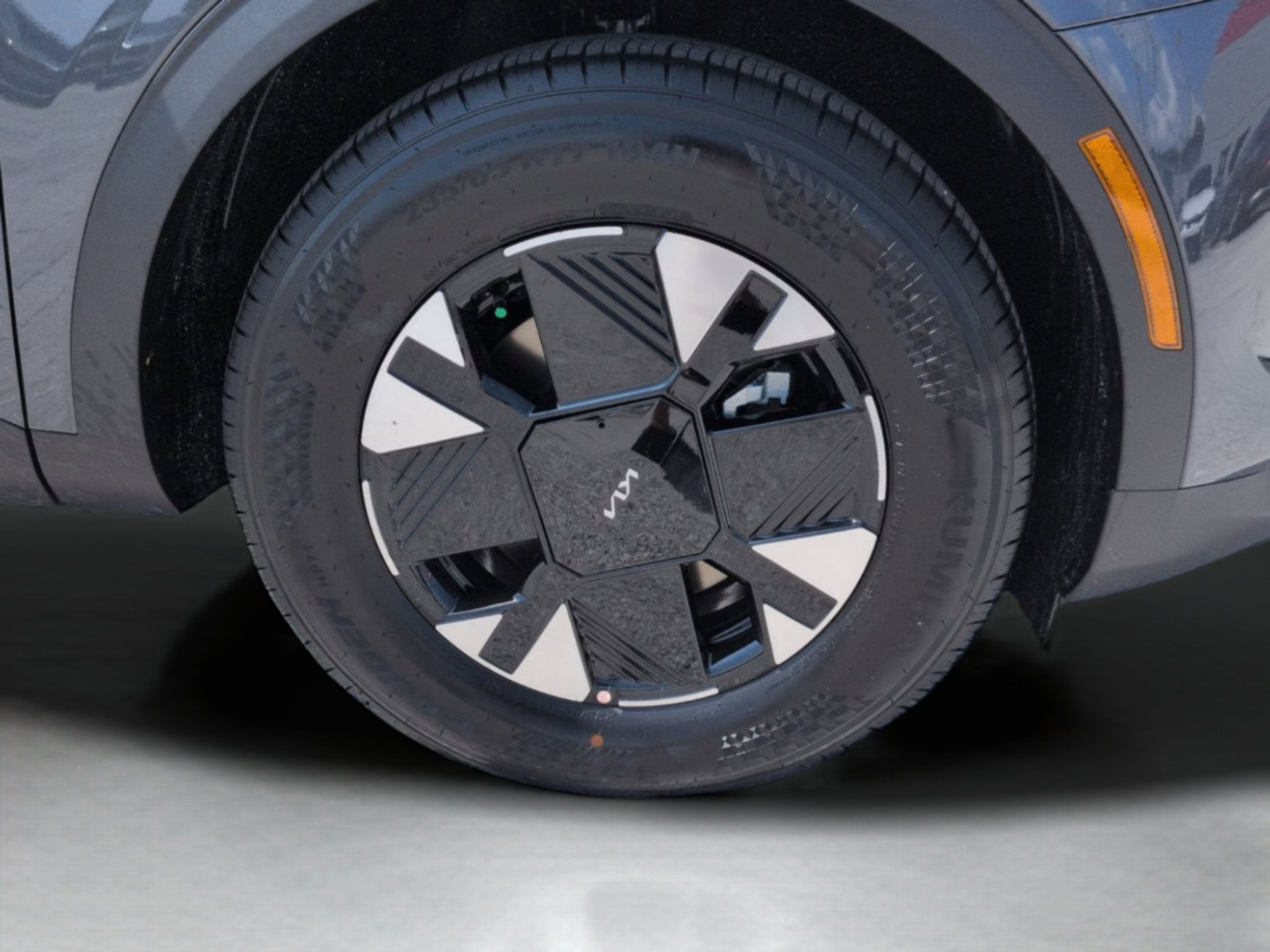 New 2027 Gravity Gray Kia LX image 28