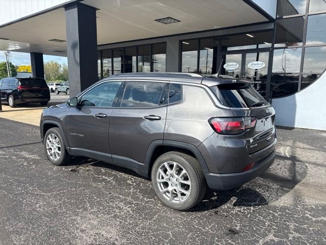 Used 2022 Gray Jeep Latitude Lux image 6
