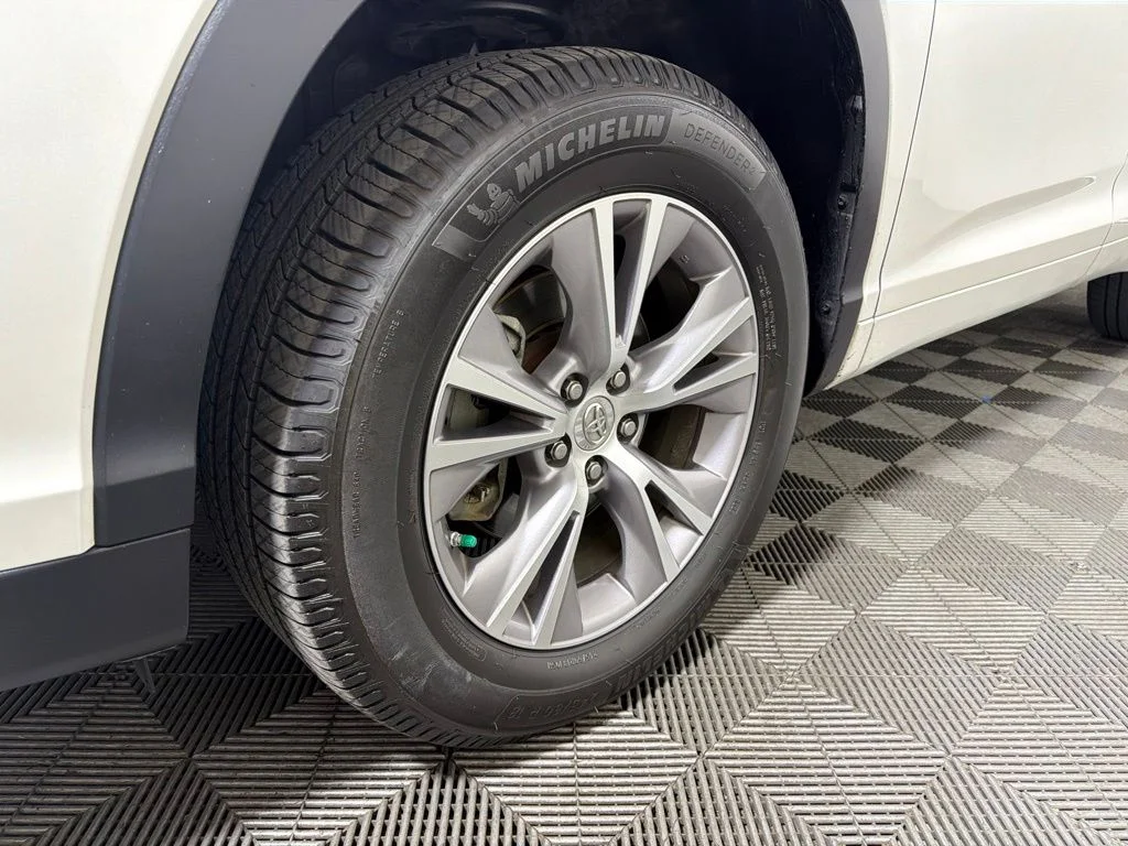 Used 2015 White Toyota LE Plus V6 image 28