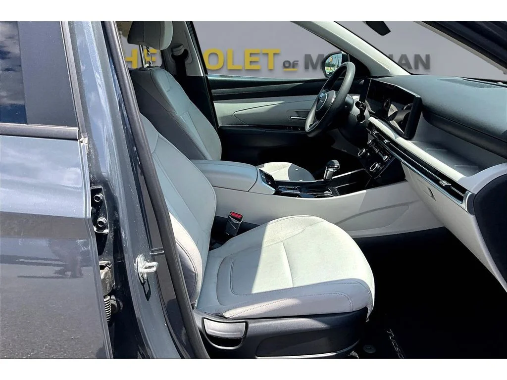 Used 2025  Hyundai SEL image 6