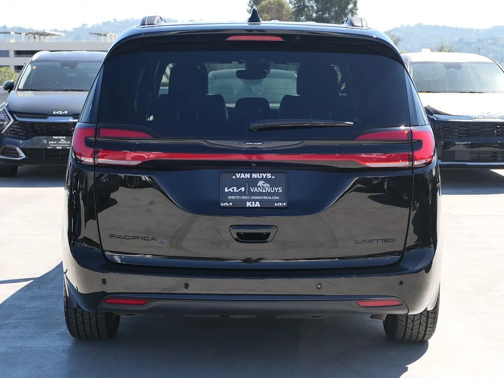 Used 2025 Diamond Black Crystal Pearl Coat Chrysler Limited image 4