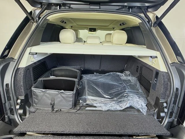 New 2026 Batumi Gold Premium Metallic Land Rover SE image 28