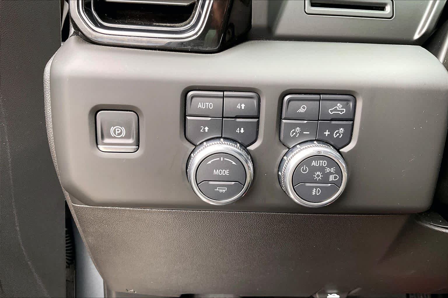 Used 2025 Sterling Metallic GMC AT4 image 14