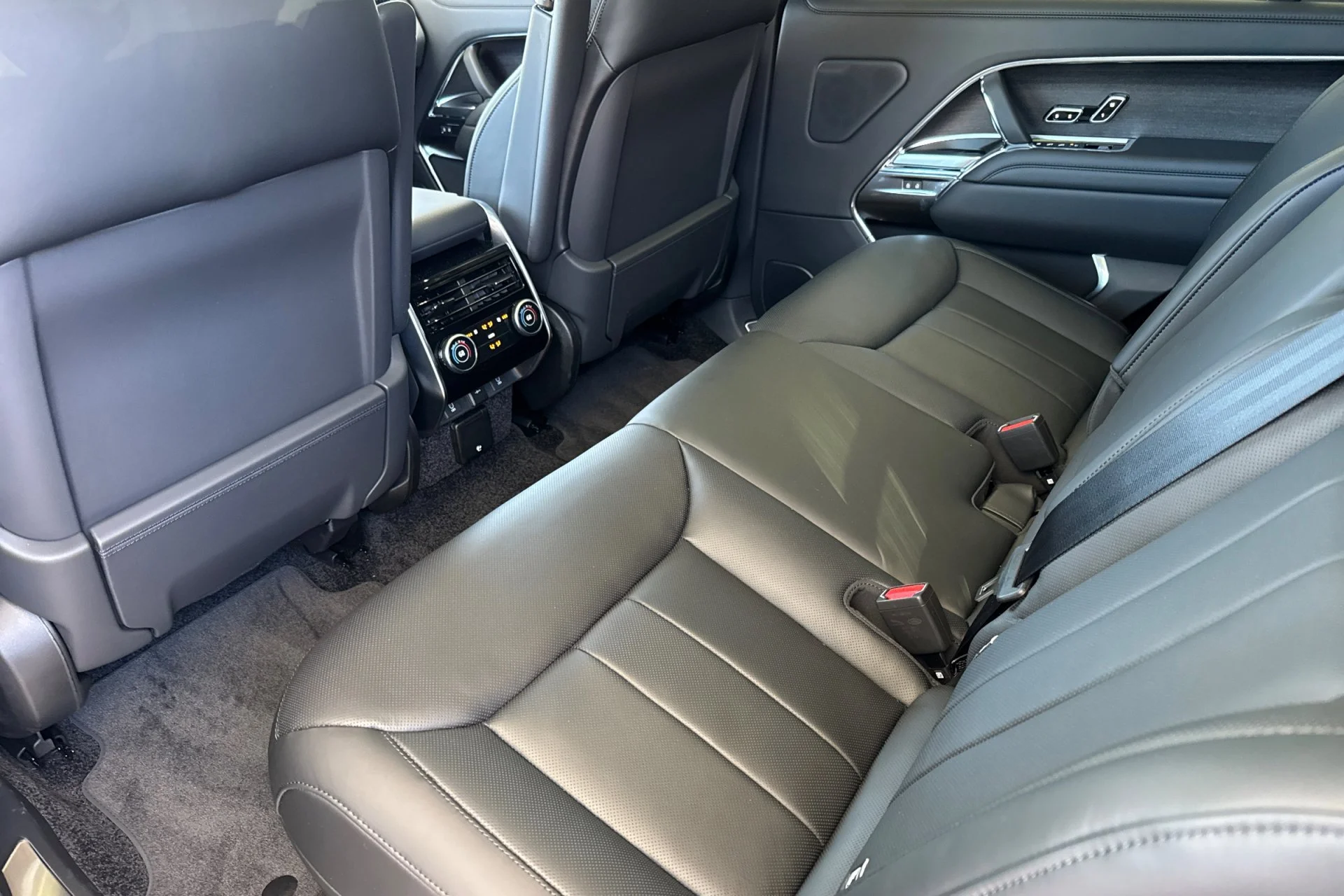 New 2026 Santorini Black Land Rover SE image 4