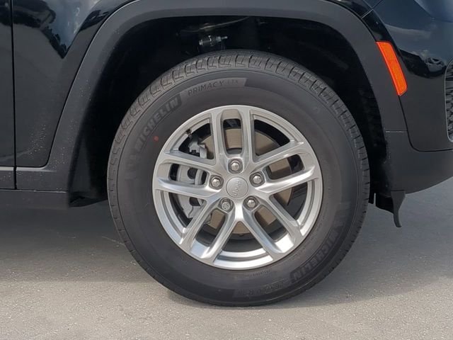 New 2026 Diamond Black Crystal Pearl-Coat Exterior Paint Jeep Laredo image 11