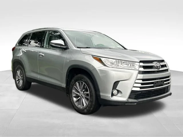 Used 2019 Silver Toyota XLE image 7